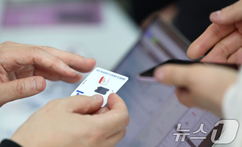 6일 오전 인천국제공항에 설치된 SKT 부스에서 직원이 유심을 교체하고 있다. 2025.5.6/뉴스1 ⓒ News1 장수영 기자