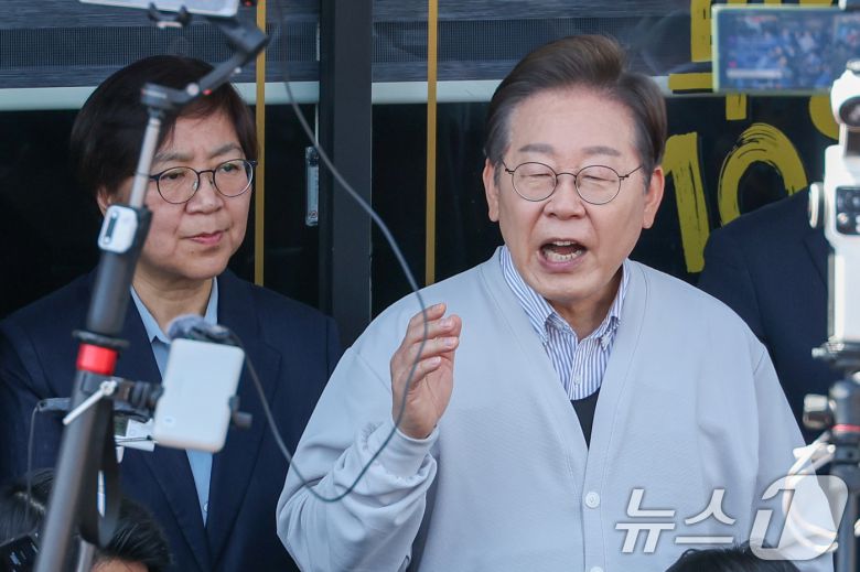 이재명 더불어민주당 대통령 후보가 2차 골목골목 경청투어 마지막 날인 7일 오전 전북 진안군 진무로를 찾아 즉흥 연설하고 있다. 왼쪽은 정은경 총괄선대위원장. 2025.5.7/뉴스1 ⓒ News1 안은나 기자