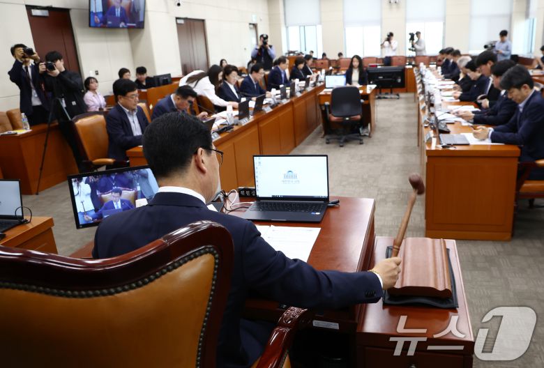신정훈 행정안전위원장이 7일 오후 서울 여의도 국회 행정안전위원회 전체회의에서 안건을 상정하며 의사봉을 두드리고 있다. 2025.5.7/뉴스1 ⓒ News1 김민지 기자