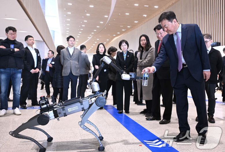 삼성전자 제56기 정기 주주총회가 19일 경기도 수원시 수원컨벤션센터에서 열렸다. 신제윤 삼성전자 이사회 의장과 사외이사들이 레인보우로보틱스 로봇을 보고 있다. (공동취재) 2025.3.19/뉴스1 ⓒ News1 김영운 기자