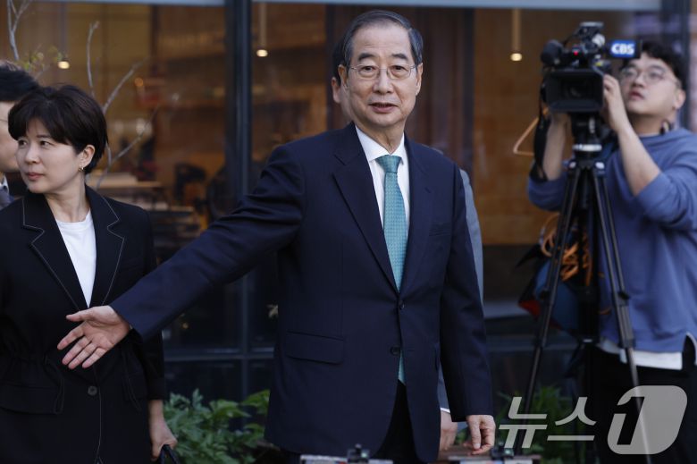 한덕수 무소속 대선 예비후보가 7일 서울 종로구의 한 음식점에서 김문수 국민의힘 대선 후보와 후보 단일화 관련 회동을 마친 후 식당을 나서고 있다. (공동취재) 2025.5.7/뉴스1 ⓒ News1 오대일 기자