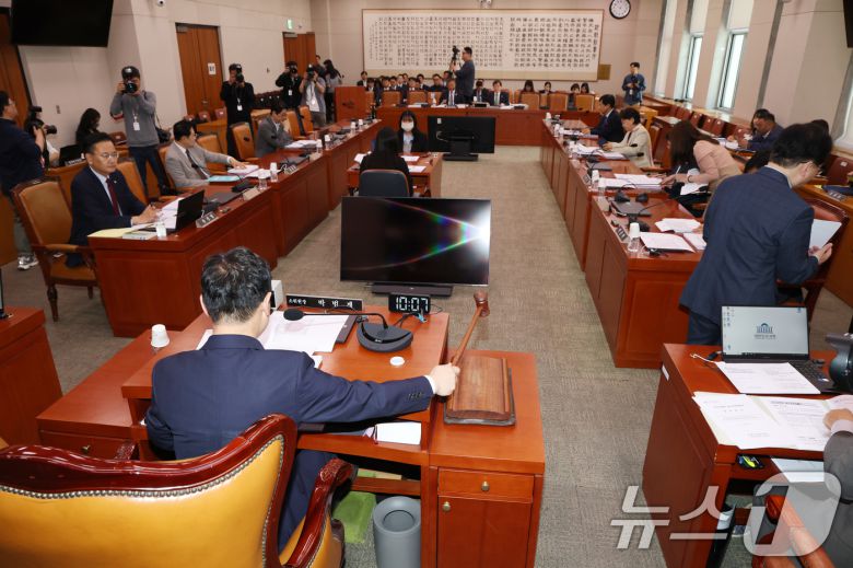 7일 오전 서울 여의도 국회에서 열린 법제사법위원회 제1차 법안심사제1소위워회에서 박범계 위원장이 의사봉을 두드리고 있다. 2025.5.7/뉴스1 ⓒ News1 이광호 기자