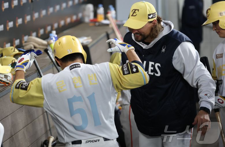 7일 대전 한화생명볼파크에서 열린 '2025 신한 SOL 뱅크 KBO리그' 프로야구 한화 이글스와 삼성라이온즈 경기에서 한화 문현빈이 3회말 동점 솔로 홈런을 친 뒤 더그아웃에서 폰세에게 독수리 세리머니를 보여 주고 있다. 2025.5.7/뉴스1 ⓒ News1 김기남 기자