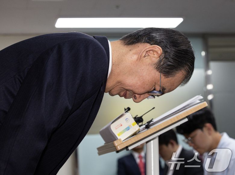 한덕수 무소속 대선 예비후보가 7일 서울 여의도 맨하탄21빌딩에 마련된 선거 사무소에서 긴급 입장 발표에 앞서 인사하고 있다. 2025.5.7/뉴스1 ⓒ News1 이재명 기자