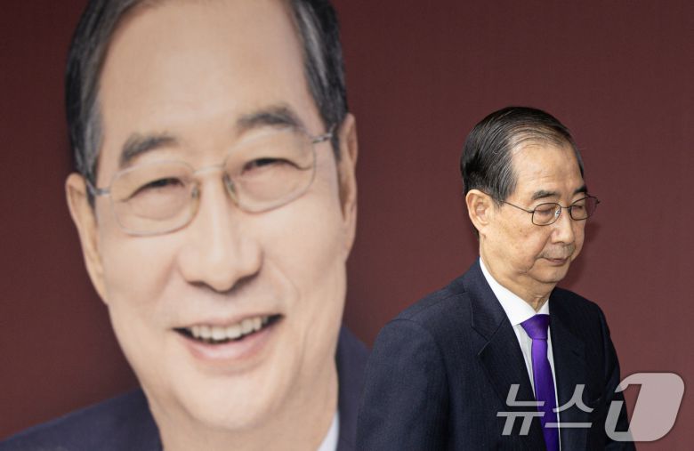 한덕수 무소속 대선 예비후보가 7일 서울 여의도 맨하탄21빌딩에 마련된 선거 사무소에서 긴급 입장 발표를 마친 후 나서고 있다. 2025.5.7/뉴스1 ⓒ News1 이재명 기자