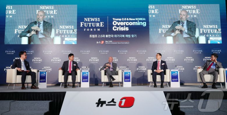 박원곤 이화여대 통일학연구원장(왼쪽부터), 왕이웨이 런민대학교 국제관계연구소장, 트로이 스탠거론 월슨센터 한국센터장, 김 건 국회 외통위 국민의힘 간사, 차두현 아산정책연구소 부원장이 7일 서울 여의도 페어몬트 호텔에서 열린 뉴스1 미래포럼에서 토론을 하고 있다. ‘트럼프 2.0과 新한국:위기 극복 해법 찾기’를 주제로 열린 이번 포럼은 뉴스1 주최로 열렸다. 2025.5.7/뉴스1 ⓒ News1 박세연 기자