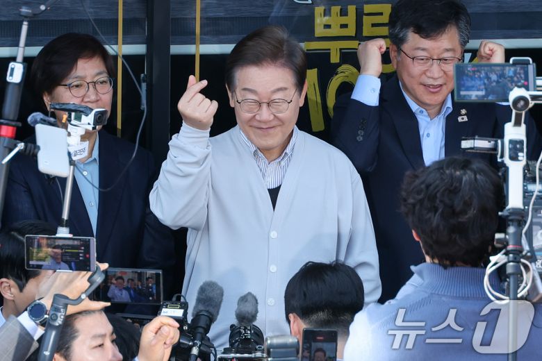 이재명 더불어민주당 대통령 후보가 2차 골목골목 경청투어 마지막 날인 7일 오전 전북 진안군 진무로를 찾아 즉흥 연설을 하던 중 하트를 그리고 있다. 2025.5.7/뉴스1 ⓒ News1 안은나 기자