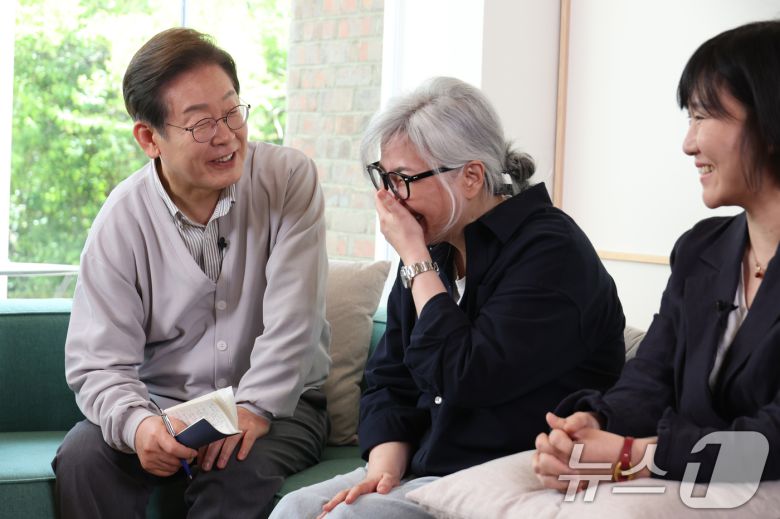 이재명 더불어민주당 대통령 후보가 2차 골목골목 경청투어 마지막 날인 7일 오후 전북 전주시의 카페에서 '영화와 드라마, 정치가 그리는 미래의 스크린' K-콘텐츠 산업 진흥 간담회를 하고 있다. 왼쪽부터 이 후보, 김은숙 작가, 박해영 작가. 2025.5.7/뉴스1 ⓒ News1 안은나 기자