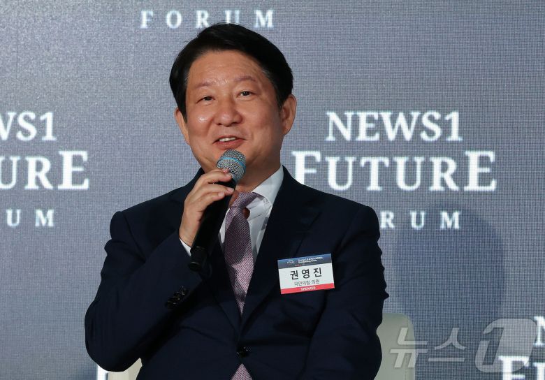 권영진 국민의힘 의원이 7일 서울 여의도 페어몬트 호텔에서 열린 뉴스1 미래포럼에서 ‘대선 앞둔 극한 대립의 한국 정치, 회생방안’을 주제로 열린 토론에서 발언하고 있다. ‘트럼프 2.0과 新한국:위기 극복 해법 찾기’를 주제로 열린 이번 포럼은 뉴스1 주최로 열렸다. 2025.5.7/뉴스1 ⓒ News1 박세연 기자