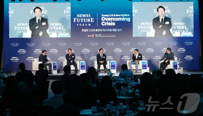 서정건 한국정당학회 학회장(왼쪽부터), 권영진 국민의힘 의원, 정태호 더불어민주당 의원, 박현석 국회미래연구원 거버넌스그룹장, 임명묵 ‘K를 생각한다’ 저자가 7일 서울 여의도 페어몬트 호텔에서 열린 뉴스1 미래포럼에서 ‘대선 앞둔 극한 대립의 한국 정치, 회생방안’을 주제로 토론을 하고 있다. ‘트럼프 2.0과 新한국:위기 극복 해법 찾기’를 주제로 열린 이번 포럼은 뉴스1 주최로 열렸다. 2025.5.7/뉴스1 ⓒ News1 박세연 기자