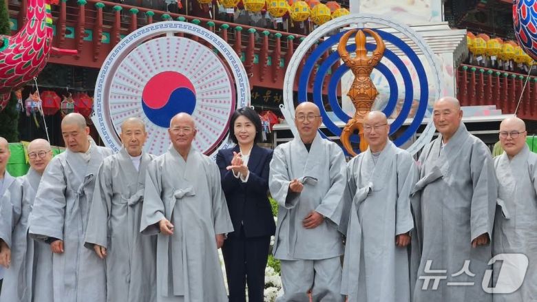지난 6일 춘천 삼운사를 방문한 이재명 더불어민주당 대통령 후보 부인 김혜경 씨.(허영 민주당 국회의원 페이스북 캡처, 재판매 및 DB 금지) 2025.5.7/뉴스1