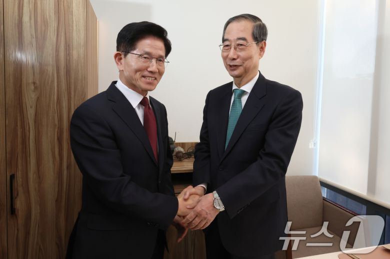 김문수 국민의힘 대통령 후보와 한덕수 무소속 예비후보가 7일 오후 서울 종로구의 한 식당에서 단일화 관련 회동을 하기 전 악수하고 있다. (공동취재) 2025.5.7/뉴스1 ⓒ News1 오대일 기자