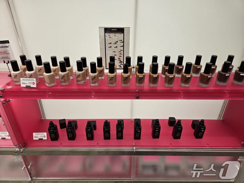 와이레스 북촌 플래그십스토어 내부 모습.ⓒ 뉴스1/김진희 기자.