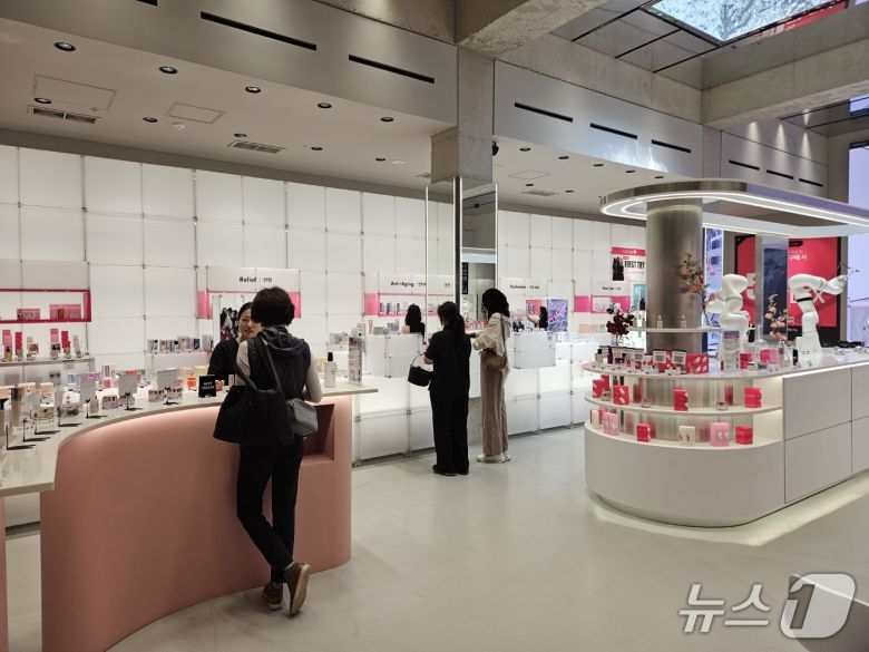 와이레스 북촌 플래그십스토어 내부 모습.ⓒ 뉴스1/김진희 기자