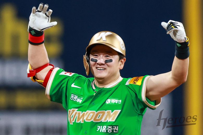 키움 히어로즈 최주환이 7일 열린 KBO리그 고척 KIA 타이거즈전에서 8회말 역전 3타점 2루타를 때린 뒤 기뻐하고 있다. (키움 히어로즈 제공)