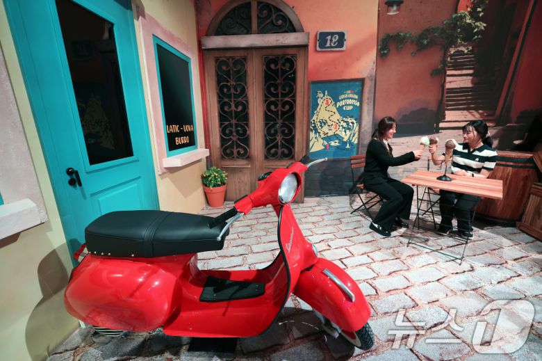 7일 오전 서울 성동구 성수문화예술마당에서 열린 '문도 픽사(Mundo Pixae): 픽사, 상상의 세계로' 미디어데이에서 관계자가 체험공간을 소개하고 있다. 2025.5.7/뉴스1 ⓒ News1 황기선 기자