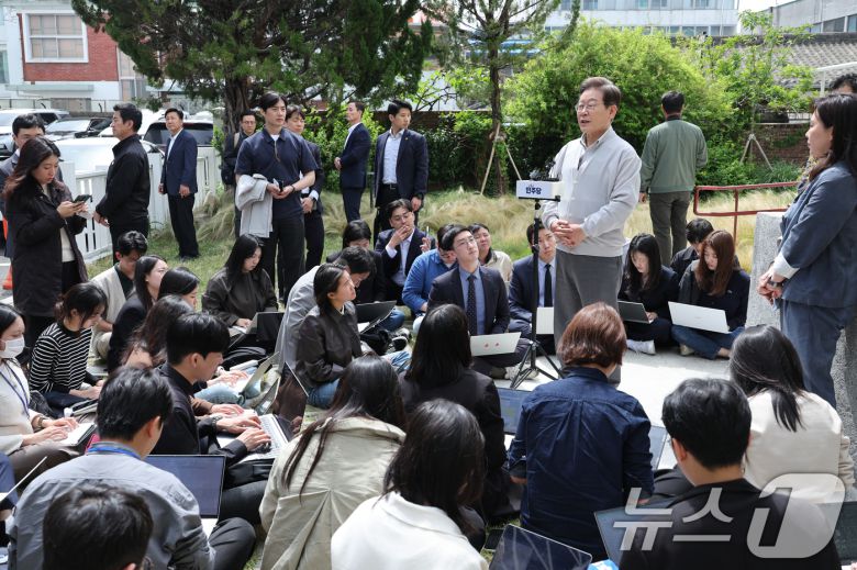 이재명 더불어민주당 대통령 후보가 2차 골목골목 경청투어 마지막 날인 7일 오후 전북 전주시의 카페 앞에서 공직선거법 위반 사건 파기환송심 첫 공판기일 연기에 대한 입장을 밝히고 있다. 2025.5.7/뉴스1 ⓒ News1 안은나 기자
