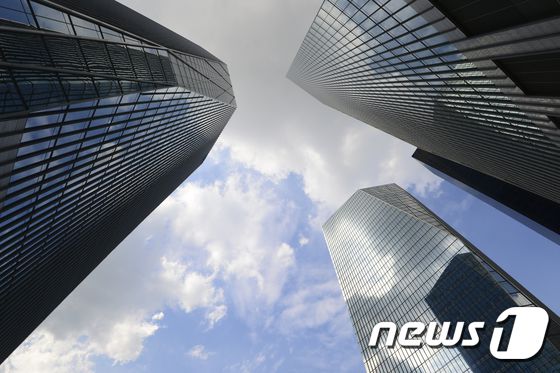 서울 도심 하늘 2017.8.1/뉴스1 ⓒ News1 신웅수 기자