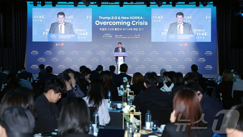랜달 슈라이버 전 미 국방부 동아시아·태평양 담당 차관보(현 프로젝트 2049 연구소 소장)가 7일 서울 여의도 페어몬트 호텔에서 열린 뉴스1 미래포럼에서 기조연설을 하고 있다. ‘트럼프 2.0과 新한국:위기 극복 해법 찾기’를 주제로 열린 이번 포럼은 뉴스1 주최로 열렸다. 2025.5.7/뉴스1 ⓒ News1 김진환 기자