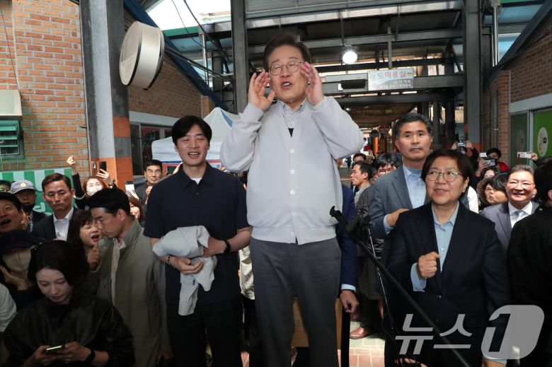 이재명 더불어민주당 대통령 후보가 2차 골목골목 경청투어 마지막 날인 7일 오전 전북 임실군 임실시장을 찾아 즉흥 연설하고 있다. (공동취재) 2025.5.7/뉴스1 ⓒ News1 안은나 기자