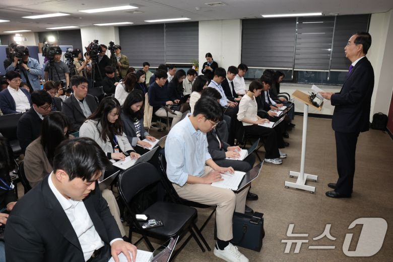 한덕수 무소속 대선 예비후보가 7일 서울 여의도 맨하탄21빌딩에 마련된 선거 사무소에서 긴급 입장 발표를 하고 있다. 2025.5.7/뉴스1 ⓒ News1 이재명 기자