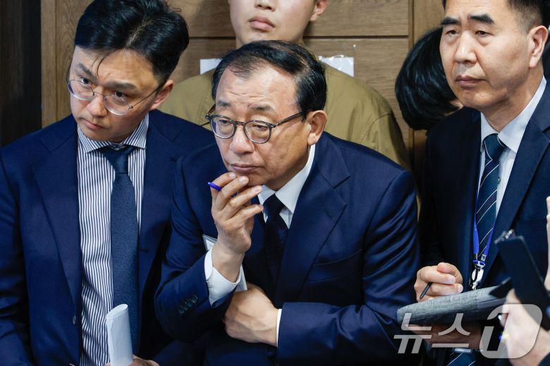 한덕수 캠프에 합류한 이정현 전 새누리당 대표가 2일 서울 여의도 국회 소통관에서 대선 출마 선언을 마친 한 전 총리와 취재진의 질의 답변을 듣고 있다. 2025.5.2/뉴스1 ⓒ News1 안은나 기자