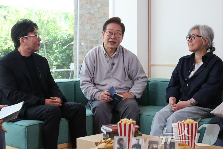 이재명 더불어민주당 대통령 후보가 2차 골목골목 경청투어 마지막 날인 7일 오후 전북 전주시의 카페에서 '영화와 드라마, 정치가 그리는 미래의 스크린' K-콘텐츠 산업 진흥 간담회를 하고 있다. 왼쪽부터 윤제균 감독, 이 후보, 김은숙 작가. 2025.5.7/뉴스1 ⓒ News1 안은나 기자