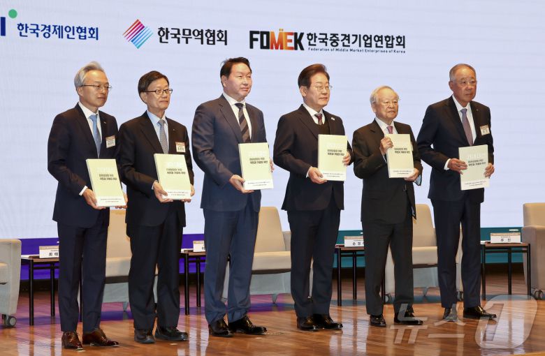 더불어민주당 이재명 대선 후보가 8일 서울 중구 대한상공회의소에서 열린 대선 후보 초청 경제5단체 간담회에서 경제5단체장 들에게 정책 제언집을 전달 받은 후 기념촬영을 하고 있다. 왼쪽부터 최진식 한국중견기업연합회장, 윤진식 한국무역협회장, 최태원 대한상공회의소 회장, 이재명 후보, 손경식 한국경영자총협회장, 류진 한국경제인협회장. 2025.5.8/뉴스1 ⓒ News1 국회사진취재단