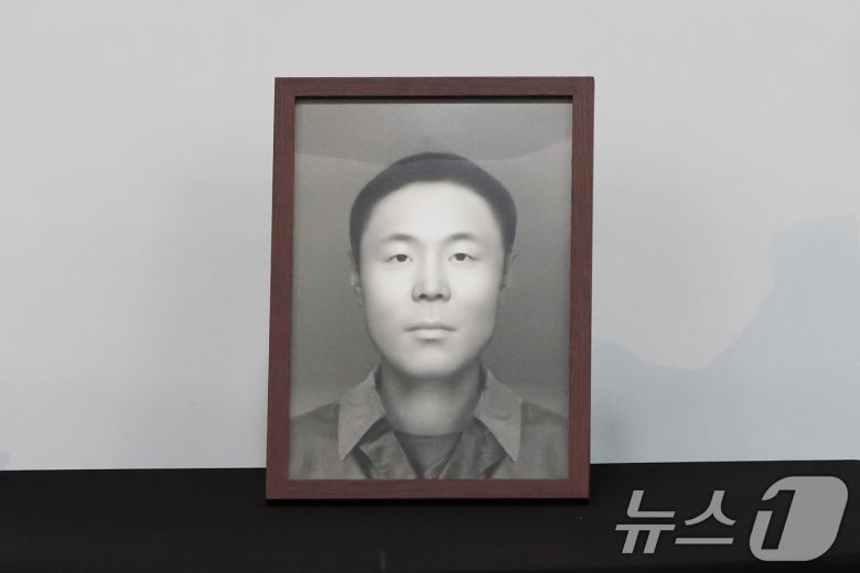 8일 서울 동작구 국방부유해발굴감식단에서 열린 6·25전사자 유해 얼굴 복원 유가족 초청행사에서 공개된 고(故) 송영환 일병의 영정. 이 사진은 전사자의 생전 사진 없이 얼굴이 복원된 첫 사례다.2025.5.8/뉴스1 ⓒ News1 허경 기자