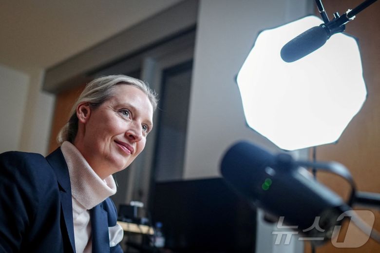 9일(현지시간) 독일 베를린에서 극우정당 AfD(독일을위한대안)의 알리스 바이델 공동대표가 일론 머스크 테슬라 최고경영자(CEO)와의 온라인 대담을 앞두고 사진을 찍고 있다. 2025.01.09/ ⓒ 로이터=뉴스1 ⓒ News1 권진영 기자