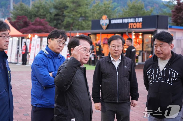 경기장 출입이 제한 되자 시청 관계자들과 상의하는 육동한 춘천시장.(춘천시 제공, 재판매 및 DB금지)