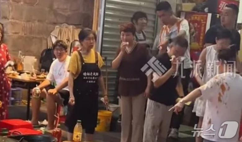 아수라장이 된 훠궈식당 - 웨이보 갈무리