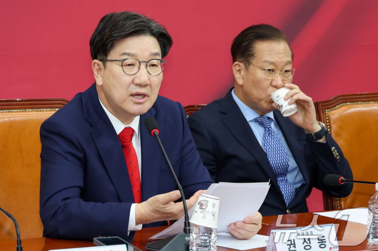 권성동 국민의힘 원내대표가 8일 오전 서울 여의도 국회에서 열린 비상대책위원회의에서 발언하고 있다. 오른쪽은 권영세 비대위원장. 2025.5.8/뉴스1 ⓒ News1 안은나 기자