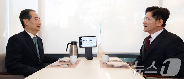 김문수 국민의힘 대선 후보와 한덕수 무소속 대선 예비후보가 7일 오후 서울 종로구의 한 음식점에서 열린 후보 단일화를 위한 회동에서 대화를 나누고 있다. (공동취재) 2025.5.7/뉴스1 ⓒ News1 오대일 기자