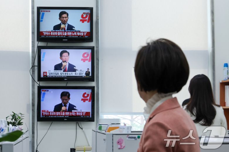 권성동 국민의힘 원내대표가 8일 오전 서울 여의도 국회 원내대표실에서 김문수 대통령 후보 기자회견을 시청한 뒤 비대위원회의로 향하고 있다. 김 후보는 "이 시간 이후 강제 후보 단일화라는 미명으로 정당한 대통령 후보 김문수를 끌어내리려는 작업에서 손을 떼라＂고 말했다. 2025.5.8/뉴스1 ⓒ News1 안은나 기자">