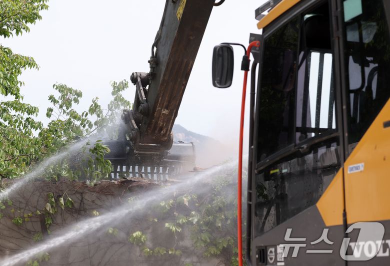 서울 마지막 달동네인 노원구 중계본동 '백사마을'에서 8일 오전 철거 작업이 시작되고 있다. 2025.5.8/뉴스1 ⓒ News1 김성진 기자