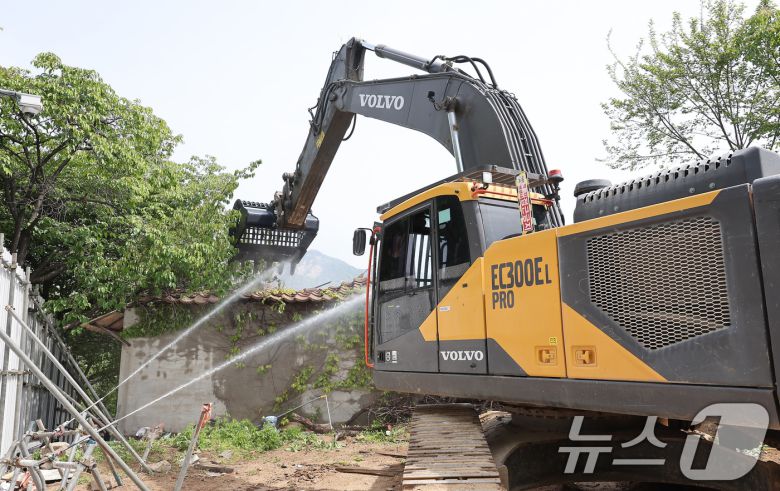 서울 마지막 달동네인 노원구 중계본동 '백사마을'이 8일 오전 철거 작업을 하고 있다.  2025.5.8/뉴스1 ⓒ News1 김성진 기자