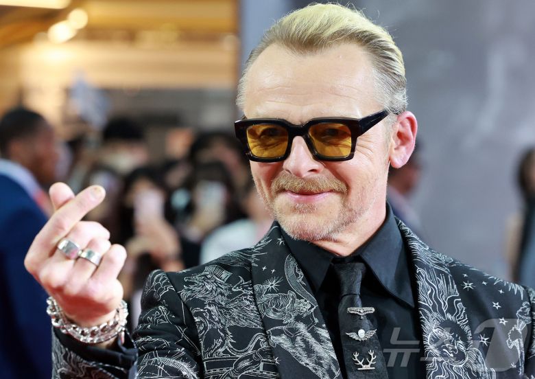 할리우드 배우 사이먼 페그가 8일 오후 서울 송파구 롯데월드 아이스링크에서 열린 영화 '미션 임파서블: 파이널 ‘레코딩 레드카펫 행사에서 포즈를 취하고 있다.  2025.5.8/뉴스1 ⓒ News1 김진환 기자