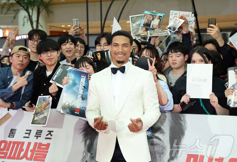 할리우드 배우 그렉 타잔 데이비스가 8일 오후 서울 송파구 롯데월드 아이스링크에서 열린 영화 '미션 임파서블: 파이널 ‘레코딩 레드카펫 행사에서 팬들과 함께 포즈를 취하고 있다. 2025.5.8/뉴스1 ⓒ News1 김진환 기자