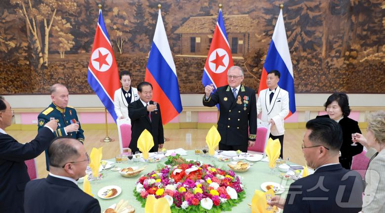 (평양 노동신문=뉴스1) = 북한 노동당 기관지 노동신문은 9일 "러시아의 조국전쟁승리 80돌 즈음해 우리나라 주재 러시아대사관이 지난 8일 저녁 양각도 국제호텔에서 연회를 마련했다"라고 보도했다. [국내에서만 사용가능. 재배포 금지. DB 금지. For Use Only in the Republic of Korea. Redistribution Prohibited] rodongphoto@news1.kr