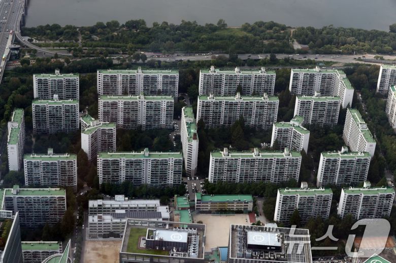 사진은 이날 서울 송파구 장미아파트 전경. /뉴스1 ⓒ News1 박세연 기자