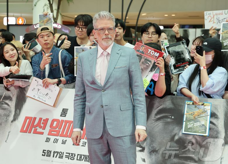 스티브 맥쿼리 감독이 8일 오후 서울 송파구 롯데월드 아이스링크에서 열린 영화 '미션 임파서블: 파이널 ‘레코딩 레드카펫 행사에서 포즈를 취하고 있다. 025.5.8/뉴스1 ⓒ News1 김진환 기자