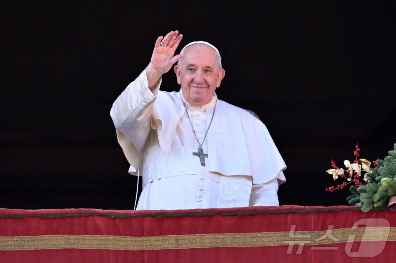 지난달 선종한 프란치스코 교황이 2022년 12월 25일 바티칸 성 베드로 광장 발코니에 나타나 성탄절 '우르비 엣 오르비' 축복을 전하며 군중에게 손을 흔드는 모습. ⓒ AFP=뉴스1 ⓒ News1 송원영 기자