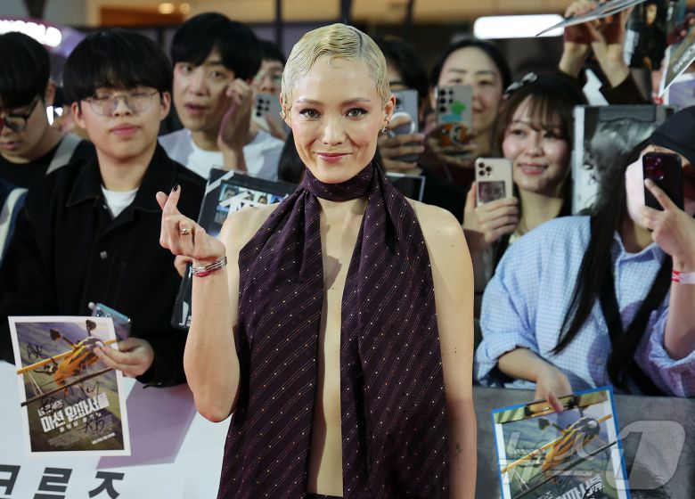 할리우드 배우 폼 크레멘티에프가 8일 오후 서울 송파구 롯데월드 아이스링크에서 열린 영화 '미션 임파서블: 파이널 ‘레코딩 레드카펫 행사에서 팬들과 함께 포즈를 취하고 있다. 2025.5.8/뉴스1 ⓒ News1 김진환 기자