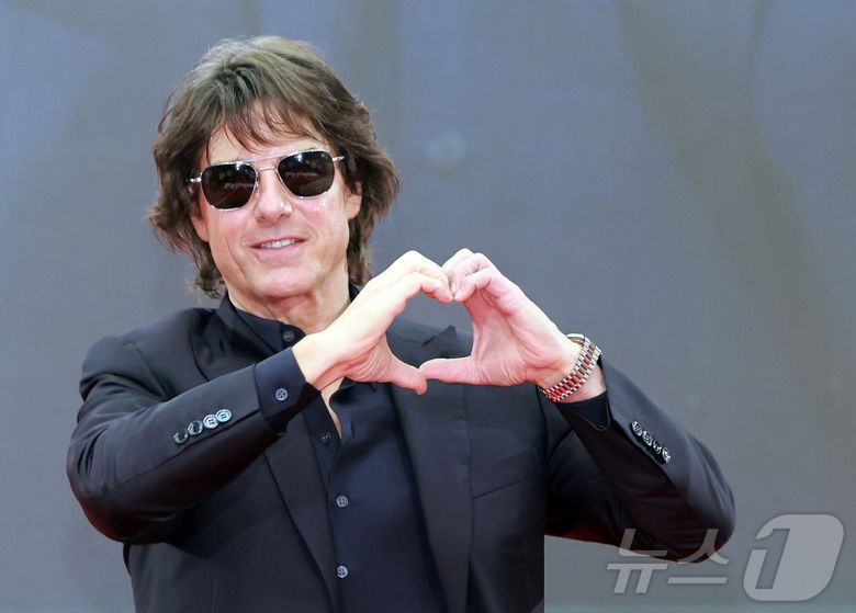 할리우드 배우 톰 크루즈가 8일 오후 서울 송파구 롯데월드 아이스링크에서 열린 영화 '미션 임파서블: 파이널 ‘레코딩 레드카펫 행사에서 포즈를 취하고 있다.  2025.5.8/뉴스1 ⓒ News1 김진환 기자