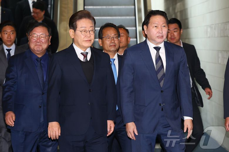 이재명 더불어민주당 대통령 후보가 8일 오전 서울 중구 대한상공회의소에서 열린 대선후보 초청 경제5단체장 간담회에 참석하고 있다. 오른쪽은 최태원 대한상의 회장. 2025.5.8/뉴스1 ⓒ News1 국회사진취재단