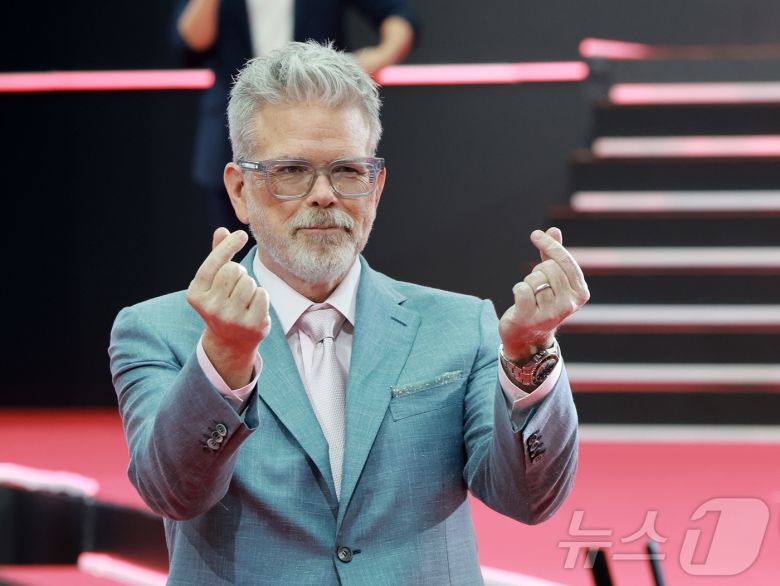 스티브 맥쿼리 감독이 8일 오후 서울 송파구 롯데월드 아이스링크에서 열린 영화 '미션 임파서블: 파이널 ‘레코딩 레드카펫 행사에서 포즈를 취하고 있다. 2025.5.8/뉴스1 ⓒ News1 김진환 기자