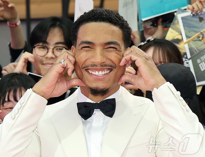 할리우드 배우 그렉 타잔 데이비스가 8일 오후 서울 송파구 롯데월드 아이스링크에서 열린 영화 '미션 임파서블: 파이널 ‘레코딩 레드카펫 행사에서 팬들과 함께 포즈를 취하고 있다. 2025.5.8/뉴스1 ⓒ News1 김진환 기자