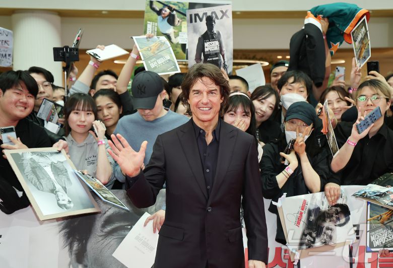 할리우드 배우 톰 크루즈가 8일 오후 서울 송파구 롯데월드 아이스링크에서 열린 영화 '미션 임파서블: 파이널 ‘레코딩 레드카펫 행사에서 포즈를 취하고 있다.  2025.5.8/뉴스1 ⓒ News1 김진환 기자