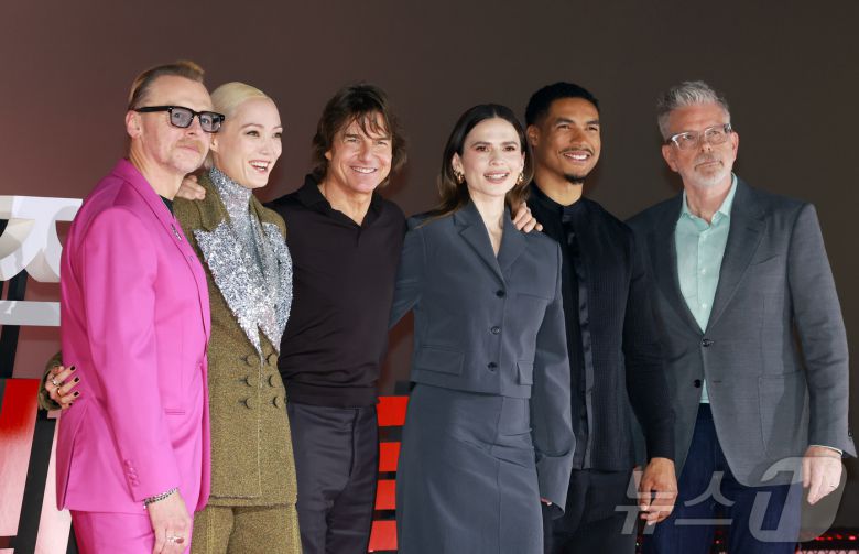 할리우드 배우 사이먼 페그(왼쪽부터)와 폼 크레멘티에프, 톰 크루즈, 헤일리 앳웰, 그렉 타잔 데이비스, 스티브 맥쿼리 감독이 8일 오후 서울 송파구 올림픽로 롯데시네마 월드타워점에서 열린 영화 '미션 임파서블: 파이널 레코닝' 기자간담회에 참석해 포즈를 취하고 있다. 2025.5.8/뉴스1 ⓒ News1 김진환 기자